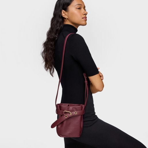 バーガンディーカラーのスマホショルダー TOUS Hold