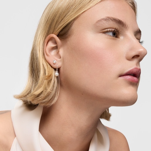 أقراط قصيرة من الفضة واللؤلؤ المستنبت في المياه العذبة من تشكيلة TOUS Icon Pearl