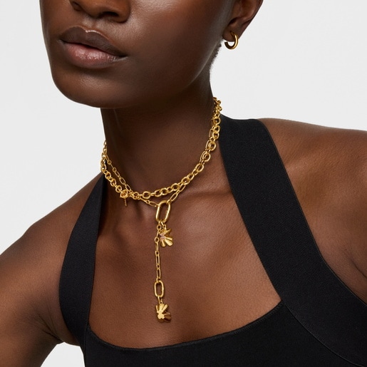 قلادة من الأحجار الكريمة والفضة المطلية بالذهب عيار 18 قيراطًا مزينة بحلية على شكل دبدوب بارز من التشكيلة Sweet 40s من TOUS