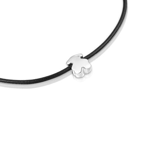 عِقد من الفضة الإسترلينية من TOUS مُزيّن بحلية على شكل دبدوب من المطاط الأسود من تشكيلة Bold Motif. طول القلادة: 45 سم. مقاس الحِلية: 18 مم. قفل بمشبك مزدوج.