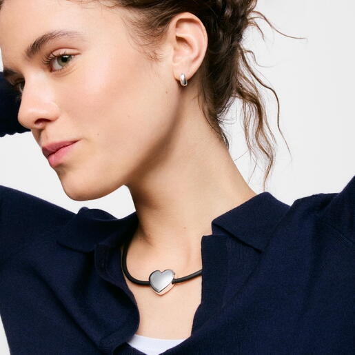 عِقد من الفضة الإسترلينية من TOUS مُزيّن بحلية على شكل قلب من المطاط الأسود من تشكيلة Bold Motif. طول القلادة: 45 سم. مقاس الحِلية: 24 مم. قفل بمشبك مزدوج.