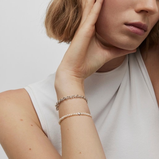 Elastic Bold Motif Bracelet with cultured pearls and flower motifs in silver