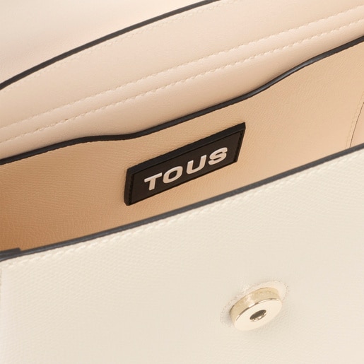 حقيبة صغيرة الحجم بحزام يلتف حول الجسم باللون البيج من تشكيلة TOUS Lucia