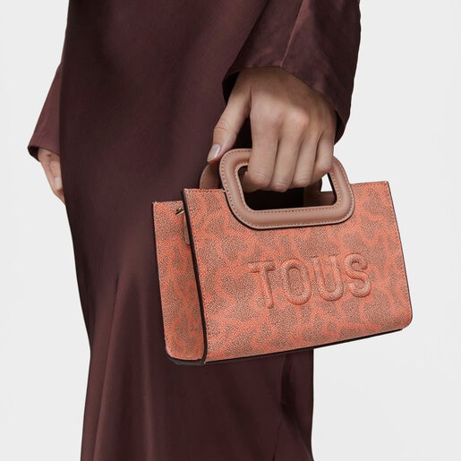 حقيبة ميني صغيرة بحزام يلتف حول الجسم باللون البرتقالي من تشكيلة Kaos Icon