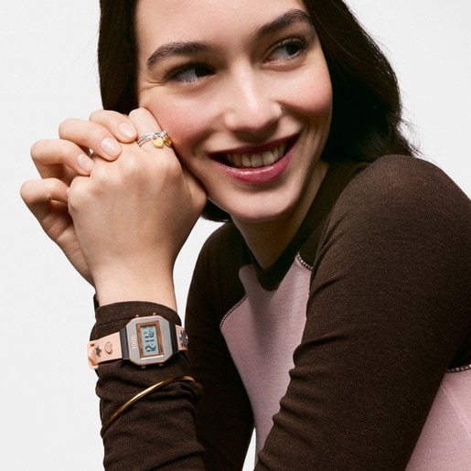 ساعة رقمية بحزام باللون الوردي، وهيكل من الصُلب باللون الوردي، ومرصعة بالأحجار الكريمة من تشكيلة TOUS XPRESURSLF