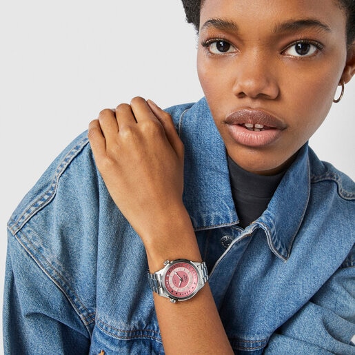 Modelo com relógio Tender Time em aço inoxidável com mostrador em rosa