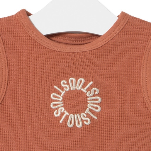 Sleeveless baby t-shirt in Classic brick red