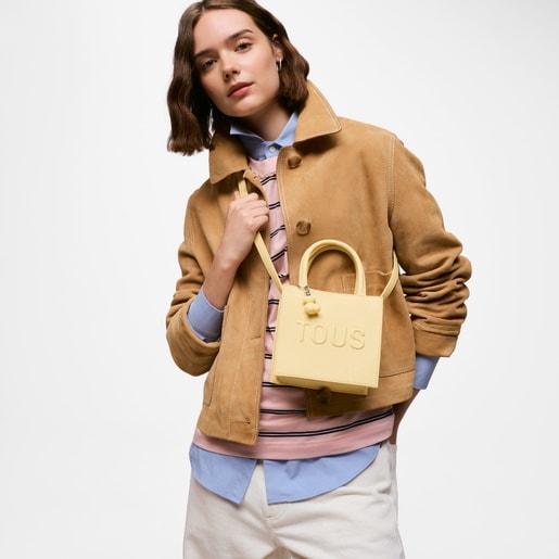 حقيبة ميني مكعبة الشكل باللون الأصفر من التشكيلة TOUS Back to Basics