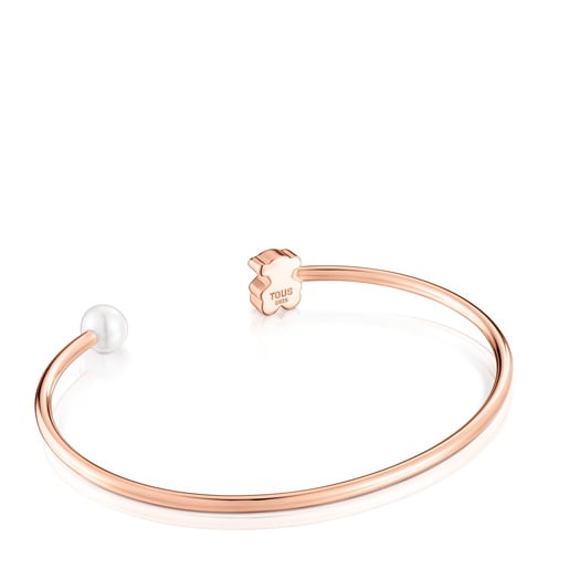 أسورة من تشكيلة TOUS Sweet Dolls من الفضة المطلية بالذهب الوردي عيار 18 قيراطًا والمرصّعة بلآلئ مستنبتة في المياه العذبة.