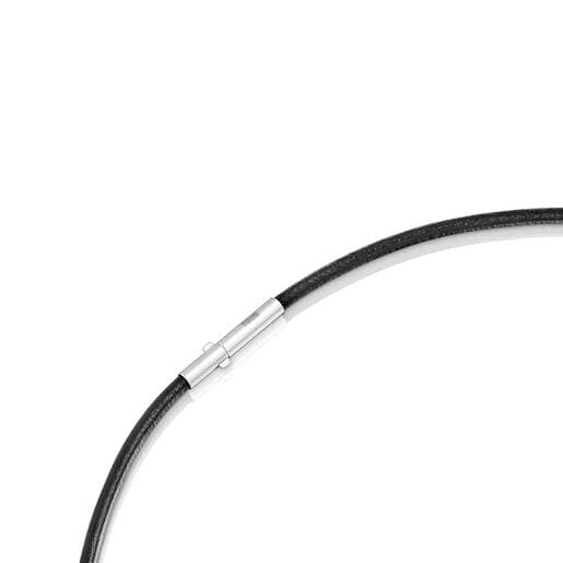 عِقد من الفضة الإسترلينية من TOUS مُزيّن بحلية على شكل دبدوب من المطاط الأسود من تشكيلة Bold Motif. طول القلادة: 45 سم. مقاس الحِلية: 18 مم. قفل بمشبك مزدوج.