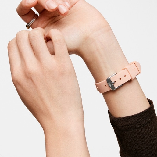 ساعة رقمية بحزام باللون الوردي، وهيكل من الصُلب باللون الوردي، ومرصعة بالأحجار الكريمة من تشكيلة TOUS XPRESURSLF