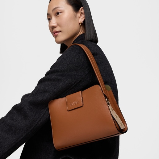 حقيبة واسعة صغيرة الحجم باللون الجملي من تشكيلة TOUS Kaos Icon