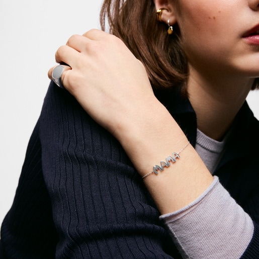 سوار بسلسلة من الفضة مرصّع بحليات من تشكيلة TOUS Mama