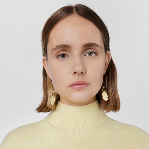 Aros largos Nenufar pétalo con baño de oro 18 kt sobre plata y perlas