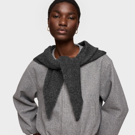 وشاح مثلث الشكل باللون الرمادي الداكن من التشكيلة TOUS Daisy