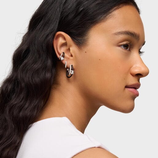 スターリングシルバーとブラックラバーのベアモチーフをあしらったフープピアス TOUS Bold Motif。ピアスのサイズ：24mm。プッシュバック式。