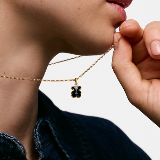 عقد قصير من الفضة المطلية بالذهب عيار 18 مزيّن بحلية على شكل دبدوب من العقيق من تشكيلة TOUS Icon Color