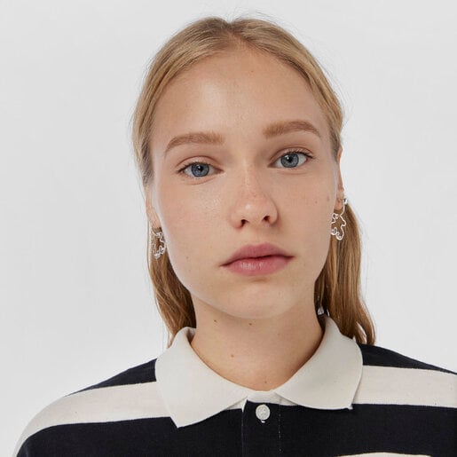 עגילי חישוק Tsuri מכסף עם דובון בשילוב פנינים מתורבתות