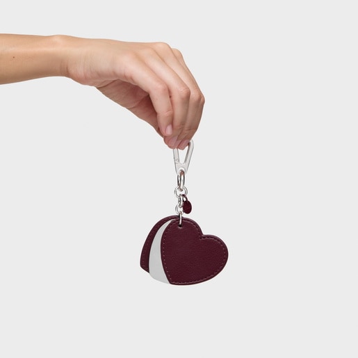 حلقة مفاتيح باللون العنابي من التشكيلة Triple Heart