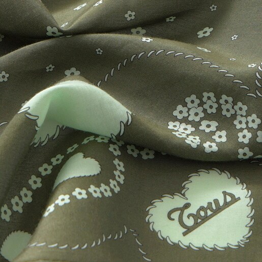 צעיף מרובע בצבע חאקי מקולקציית TOUS Motifs Paisley