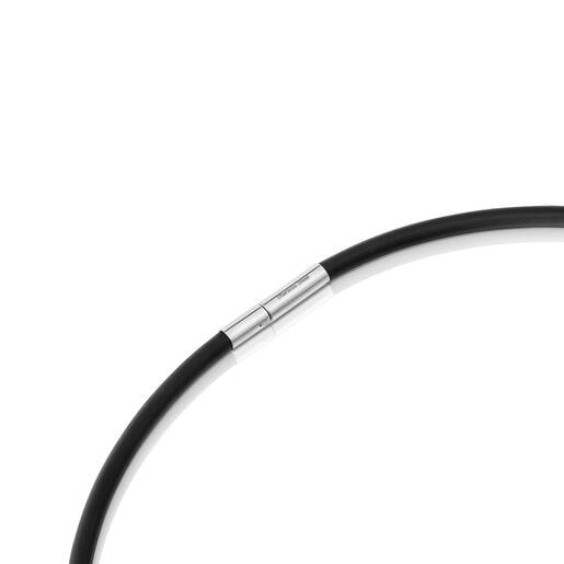 عِقد من الفضة الإسترلينية من TOUS مُزيّن بحلية على شكل قلب من المطاط الأسود من تشكيلة Bold Motif. طول القلادة: 45 سم. مقاس الحِلية: 24 مم. قفل بمشبك مزدوج.