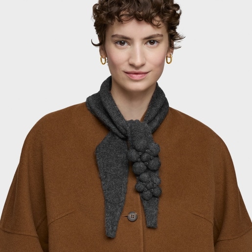 وشاح صغير باللون الرمادي الداكن من التشكيلة TOUS Daisy