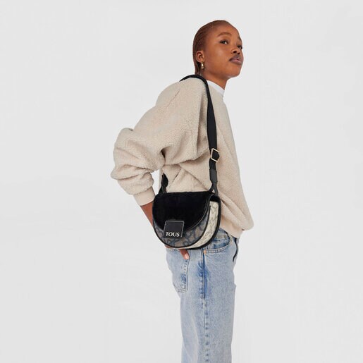 תיק קרוס Amaya Kaos Icon קטן בצבע שחור עם פרווה