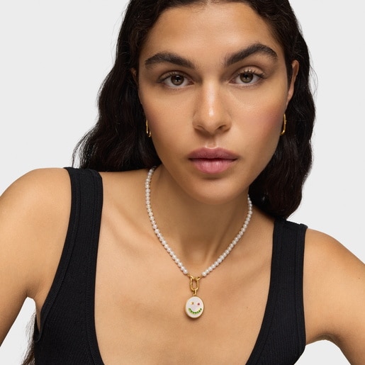 Smile Pendant with 18kt gold plating over silver, mother-of-pearl and 22 mm gemstones Medallions