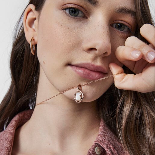 Colgante con baño de oro rosa 18 kt sobre plata y nácar motivo oso Camille