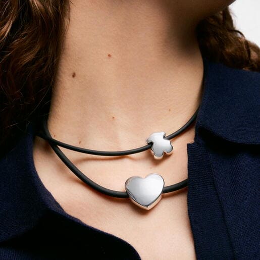 عِقد من الفضة الإسترلينية من TOUS مُزيّن بحلية على شكل قلب من المطاط الأسود من تشكيلة Bold Motif. طول القلادة: 45 سم. مقاس الحِلية: 24 مم. قفل بمشبك مزدوج.