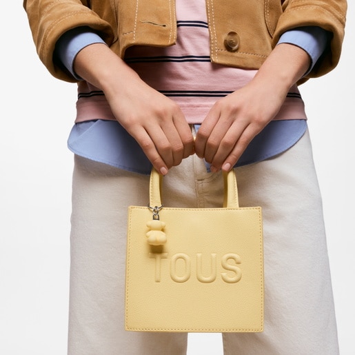 حقيبة ميني مكعبة الشكل باللون الأصفر من التشكيلة TOUS Back to Basics