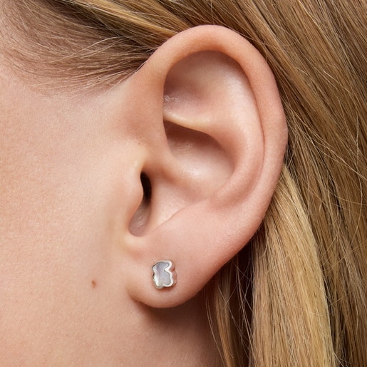 シルバーに、6 mm大のマザー・オブ・パールのベアを添えたピアス TOUS Icon Color