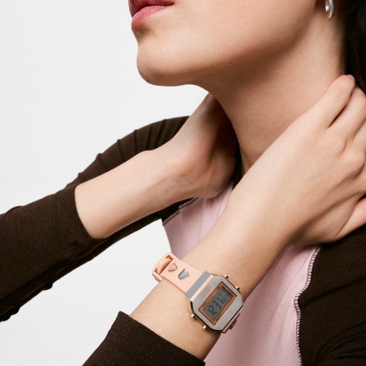 ساعة رقمية بحزام باللون الوردي، وهيكل من الصُلب باللون الوردي، ومرصعة بالأحجار الكريمة من تشكيلة TOUS XPRESURSLF