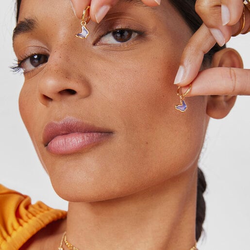 ブルーのバタフライをあしらったゴールドコーティング シルバーのフープピアス Gregal