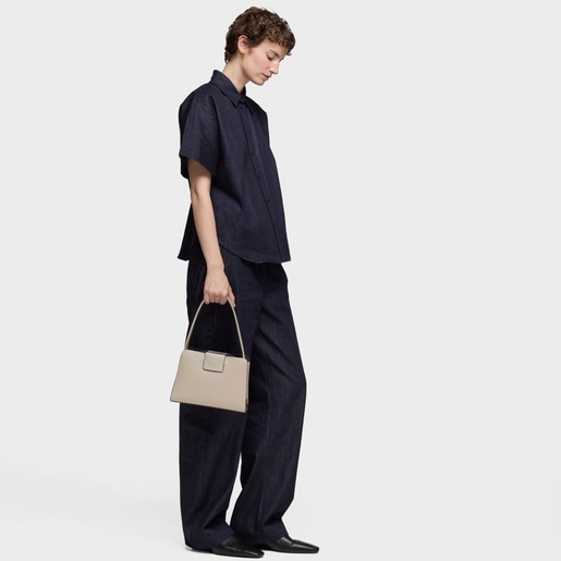 حقيبة واسعة صغيرة الحجم باللون الرمادي الداكن من تشكيلة TOUS Kaos Icon