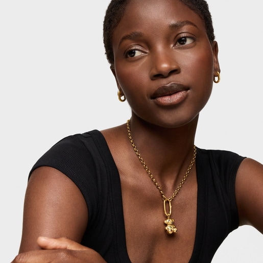 قلادة مزينة بحلية على شكل دبدوب من الفضة المطلية بالذهب عيار 18 قيراطًا ومرصعة بالأحجار الكريمة من التشكيلة Bold Bear