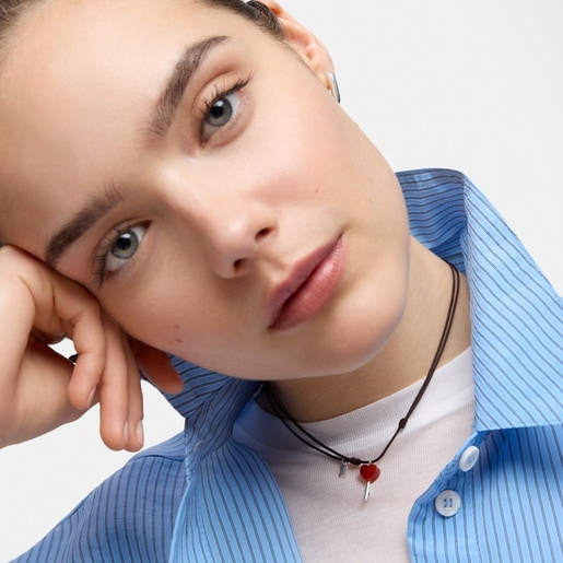 عِقد من الفضة والنايلون البني مُرصّع بالكارنيليان من تشكيلة TOUS Unlock