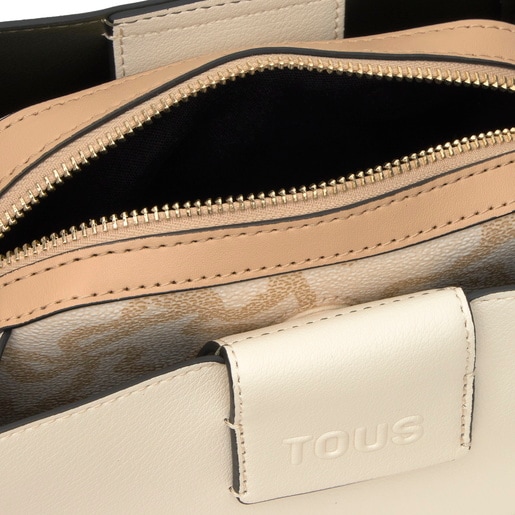 حقيبة واسعة صغيرة الحجم باللون الرملي من تشكيلة TOUS Kaos Icon