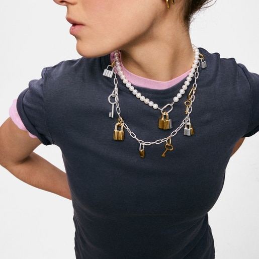 قلادة على شكل دبدوب مُرصّعة بحلية على شكل قفل بدَرجتَي لون مقاس 26 مم من تشكيلة TOUS Unlock