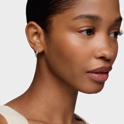 ティアドロップモチーフを添えたシルバーのロングピアス TOUS Motif