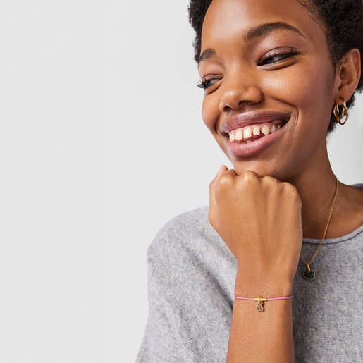 Modelo con pulsera de cordón oso con baño de oro 18 kt sobre plata y cuarzo Luah