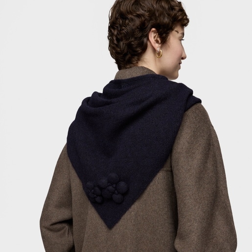 وشاح مثلث الشكل باللون الأزرق الداكن من التشكيلة TOUS Daisy