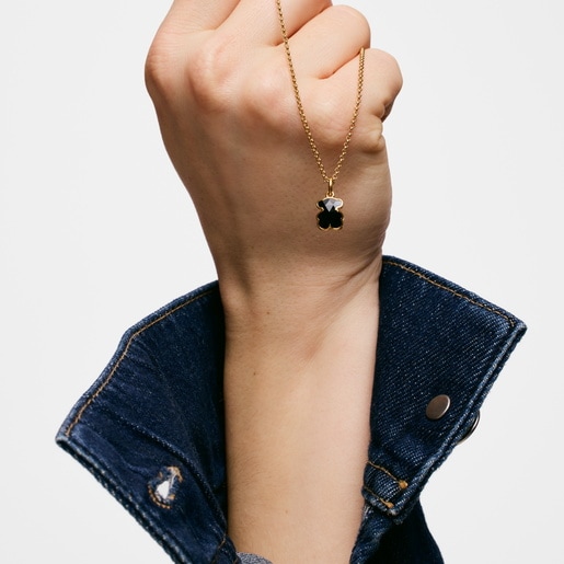 عقد قصير من الفضة المطلية بالذهب عيار 18 مزيّن بحلية على شكل دبدوب من العقيق من تشكيلة TOUS Icon Color