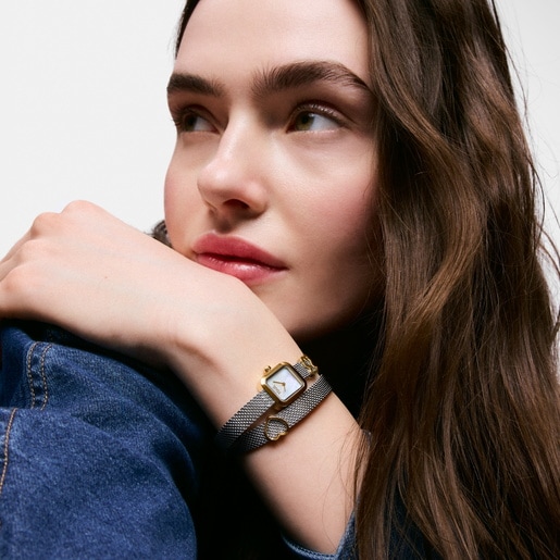 Reloj analógico con brazalete de acero con motivo, acero dorado y esfera de nácar ICON TIME EMBRACED