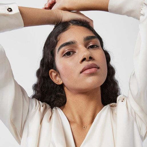 قلادة Good Vibes من TOUS بحدوة حصان من الذهب والماس