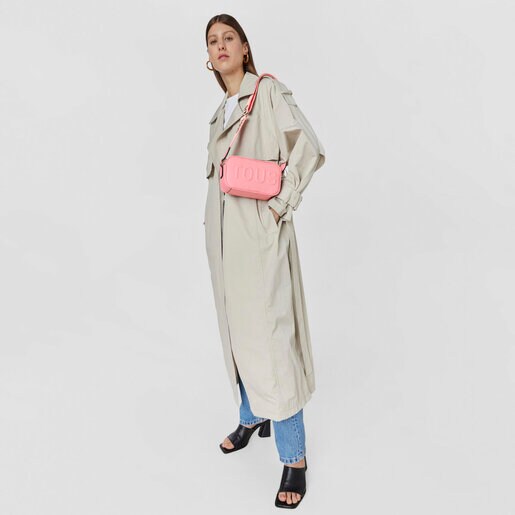 תיק צד TOUS La Rue בסגנון כתבים בצבע ורוד