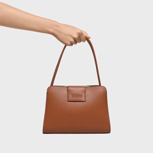 حقيبة واسعة صغيرة الحجم باللون الجملي من تشكيلة TOUS Kaos Icon