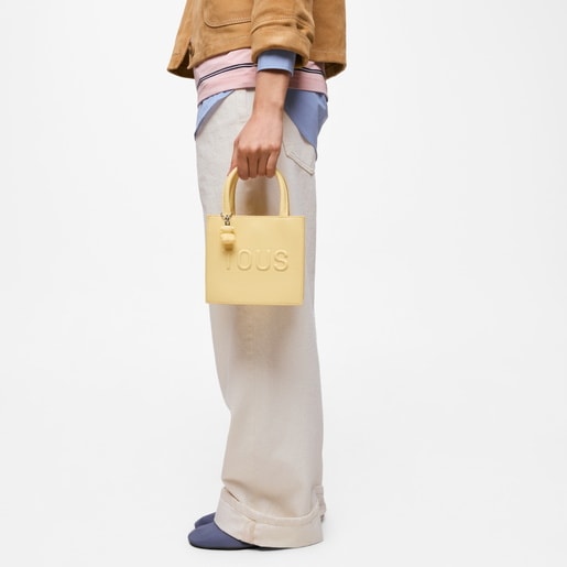 حقيبة ميني مكعبة الشكل باللون الأصفر من التشكيلة TOUS Back to Basics