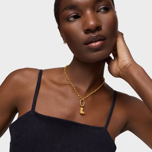 قلادة على شكل دبدوب متوسطة الحجم من الفضة المطلية بالذهب عيار 18 قيراطًا والمرصعة بالماس من تشكيلة Bold Bear