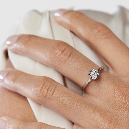 White gold TOUS Les Classiques Ring with medium Diamond rosette. 0,15ct.